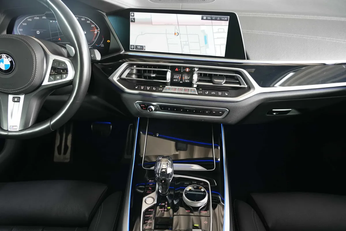 BMW X7 M50i - Image 25