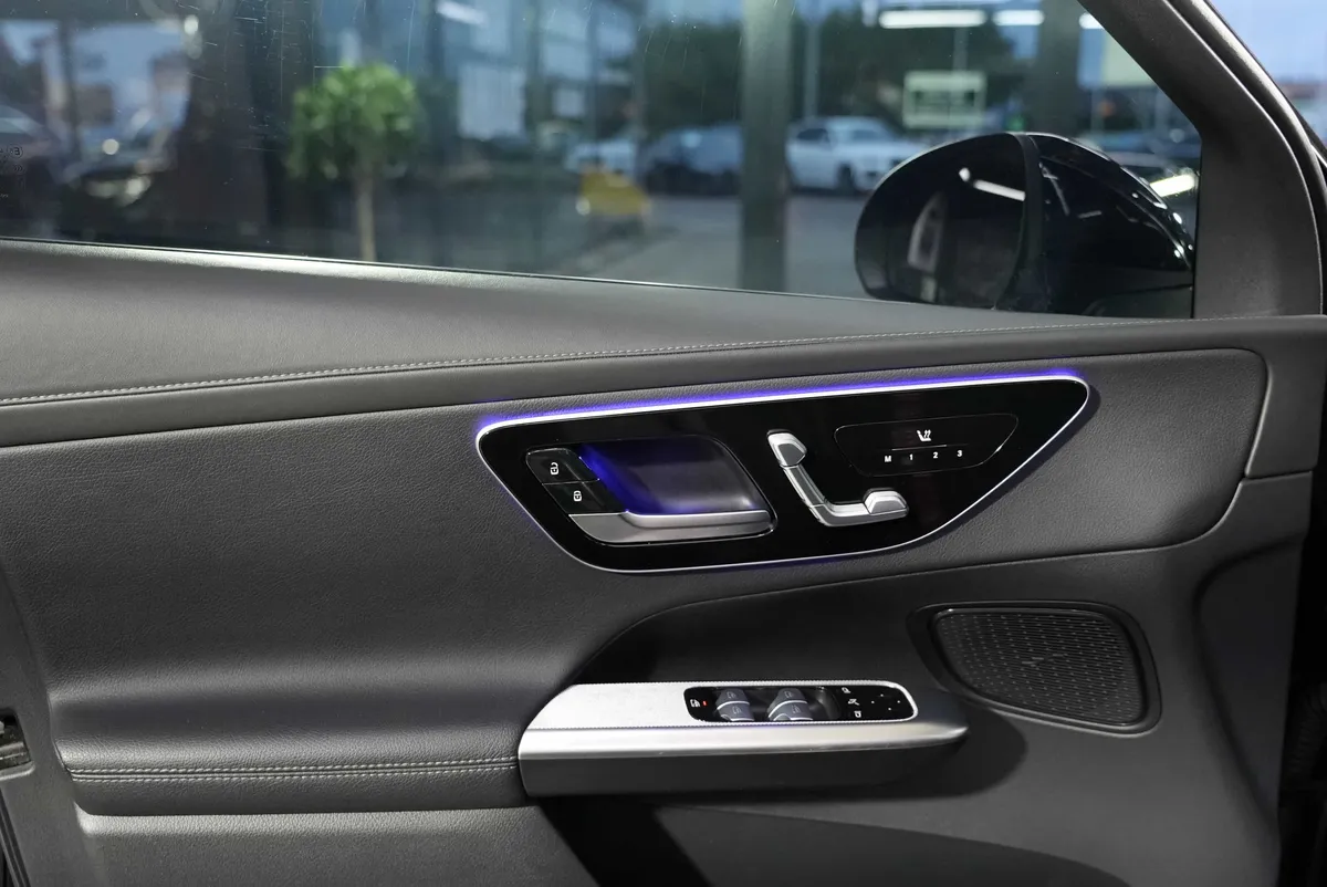 Mercedes-Benz GLC 200 4Matic AMG Line - Image 11